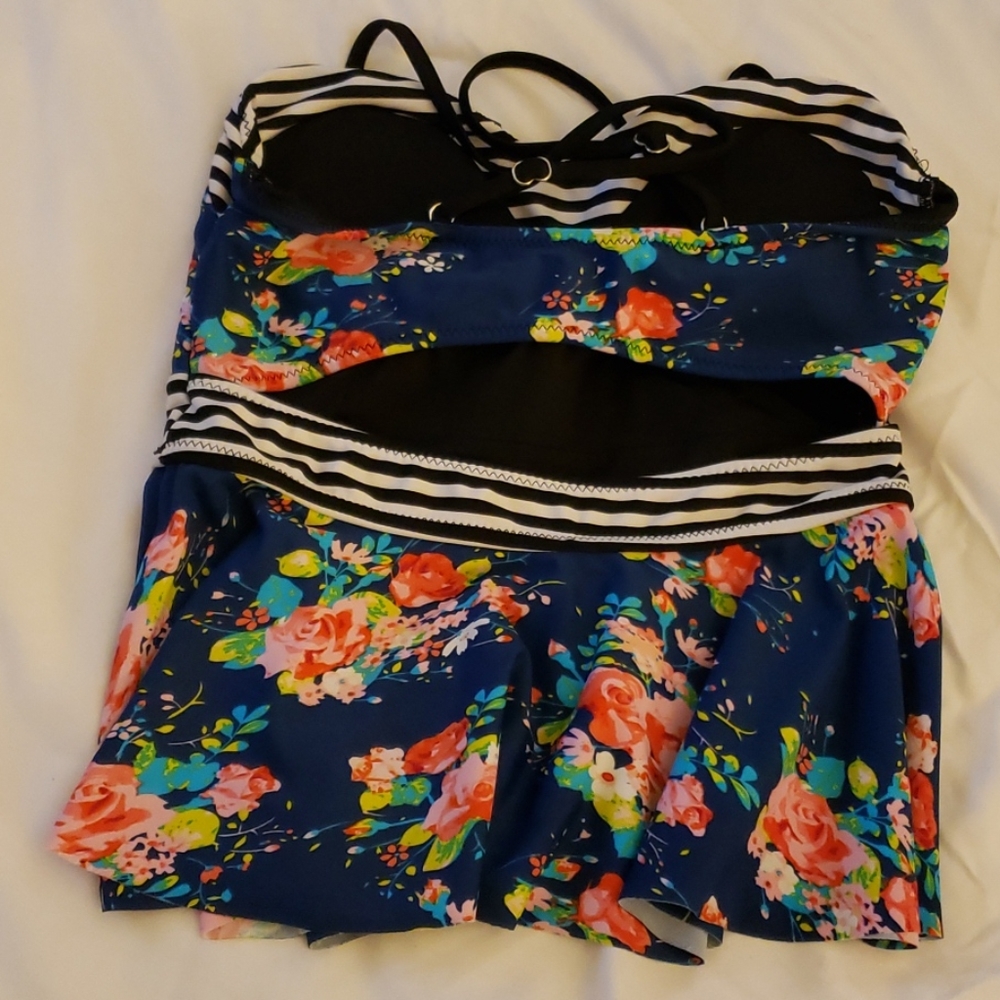 Bathing suits - Picture 2 of 2